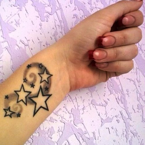 Esquisses de tatouages pour filles sur le bras. Petites inscriptions, fleurs, géométrie, bracelet
