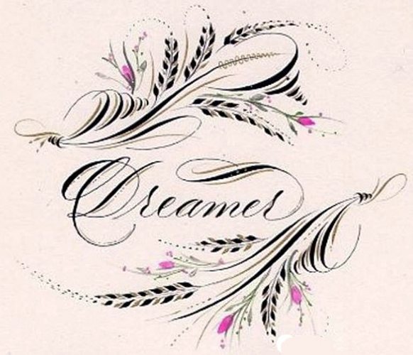 Motifs de tatouages pour filles sur le bras. Petites inscriptions, fleurs, géométrie, bracelet