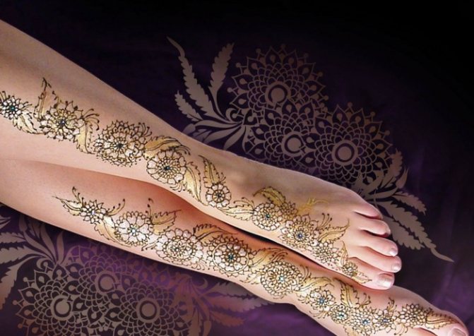 Ces fleurs mehendi seront une merveilleuse addition à un look d'été.