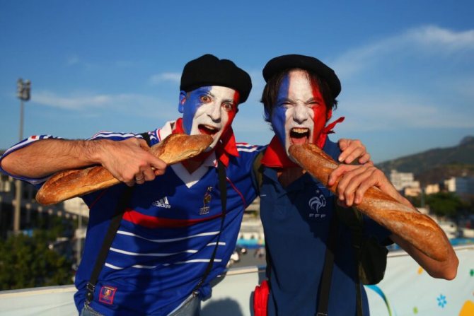 Les fans de la France avec des baguettes