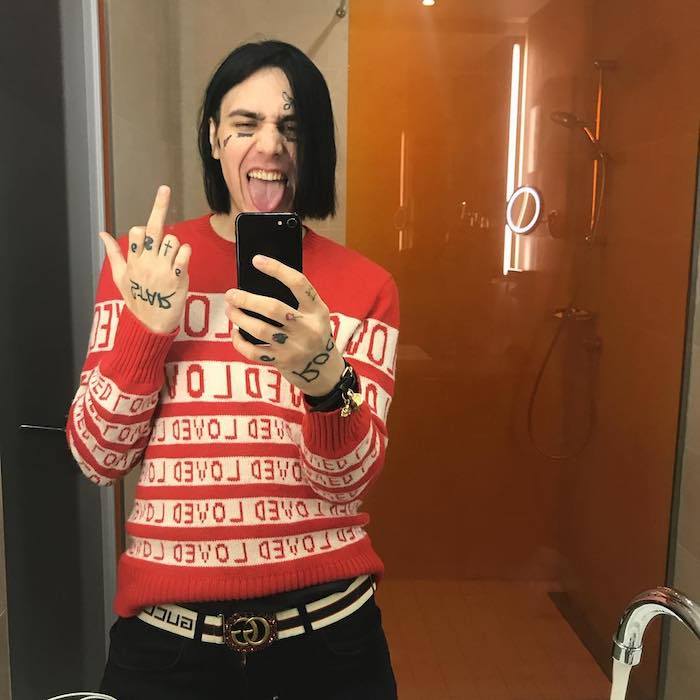 visage dans un pull rouge