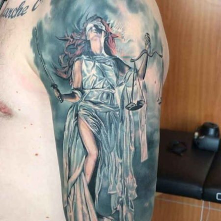 Tatouage Femida sur l'épaule