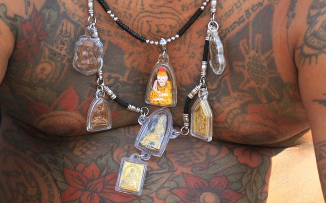 Festival de tatouages magiques en Thaïlande