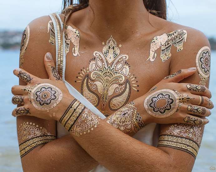 tatouages flash sur les bras et la poitrine