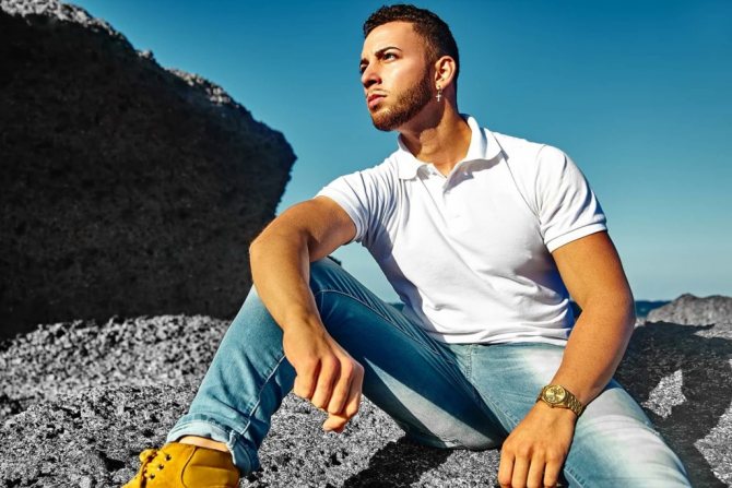 Photo d'un homme assis sur le sol