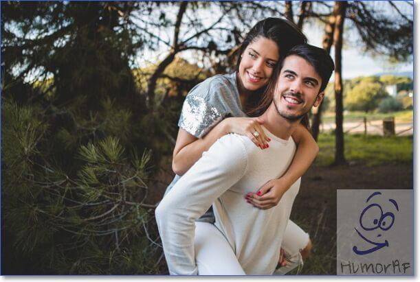 Photo d'un homme et d'une femme de dos