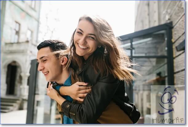 Photo d'un gars et d'une fille assis à l'envers