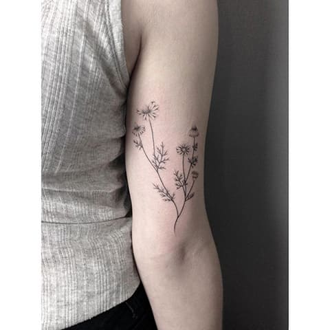 Photo du tatouage de marguerite d'une fille