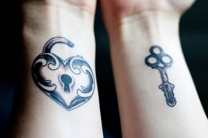 Photo tatouage clé et serrure