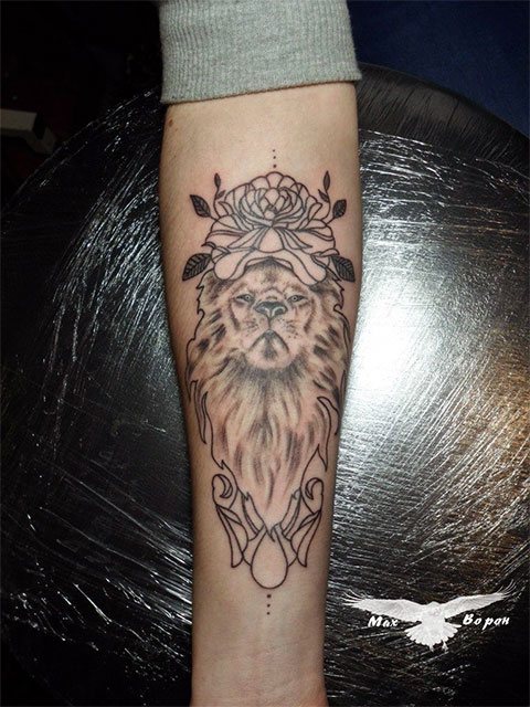 Photo d'un tatouage de lion sur le bras d'une fille