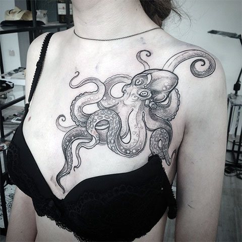 Photo tatouage de pieuvre sur la poitrine d'une fille