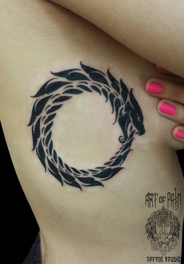 Photo du tatouage du serpent uroboros
