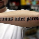 Phrase latine sur l'avant-bras