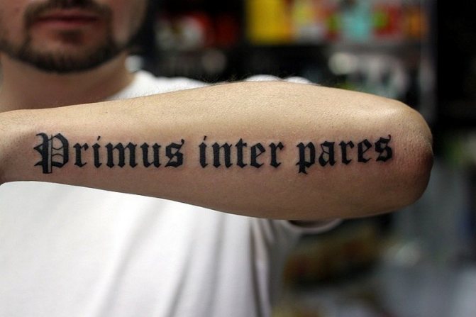 Phrase latine sur l'avant-bras