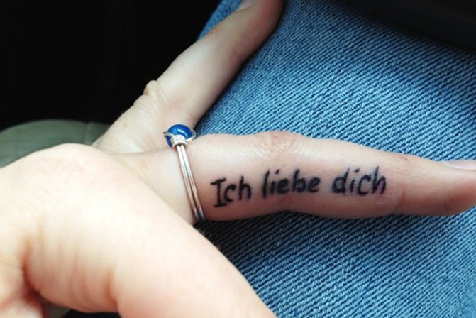 Tatouages Dictions significatifs pour les filles en latin traduire en anglais, français, italien