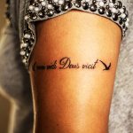 Dictons significatifs pour les tatouages en latin, avec traduction en anglais, français et italien.