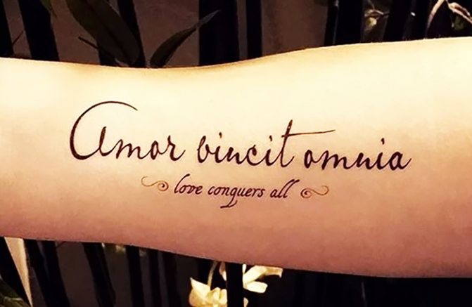 Tatouages Dictions significatifs pour les filles en latin à traduire en anglais, français et italien.