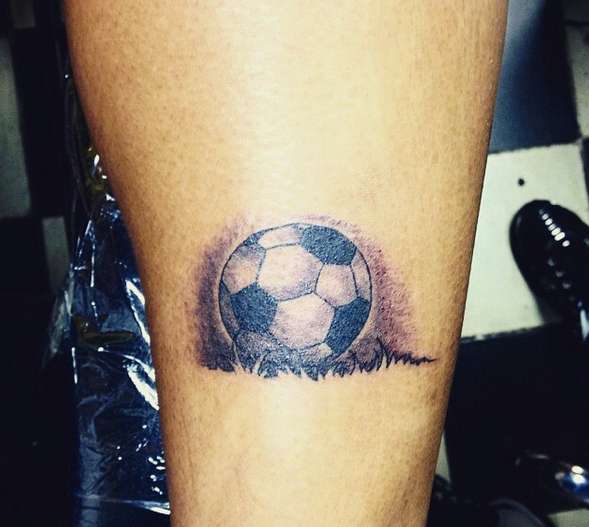 Ballon de football dans un champ