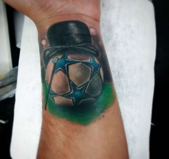 Ballon de football dans un chapeau