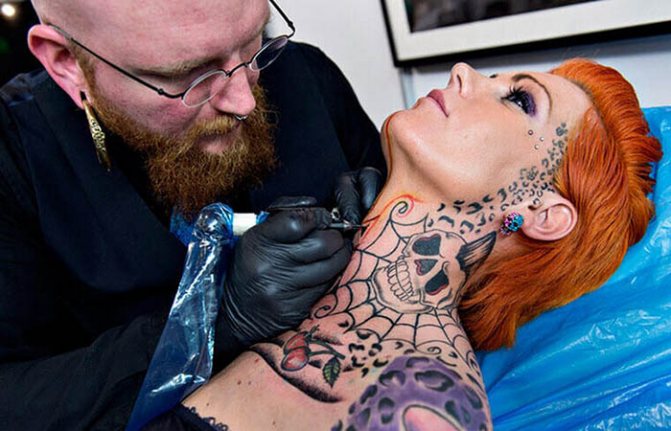 Où est-ce que ça fait mal d'avoir un tatouage sur le corps d'une fille ?