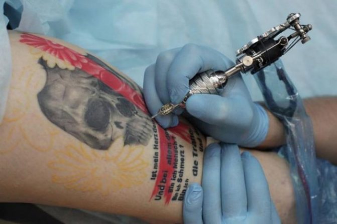 Où cela ne fait-il pas mal de se faire tatouer sur le corps d'une fille ?