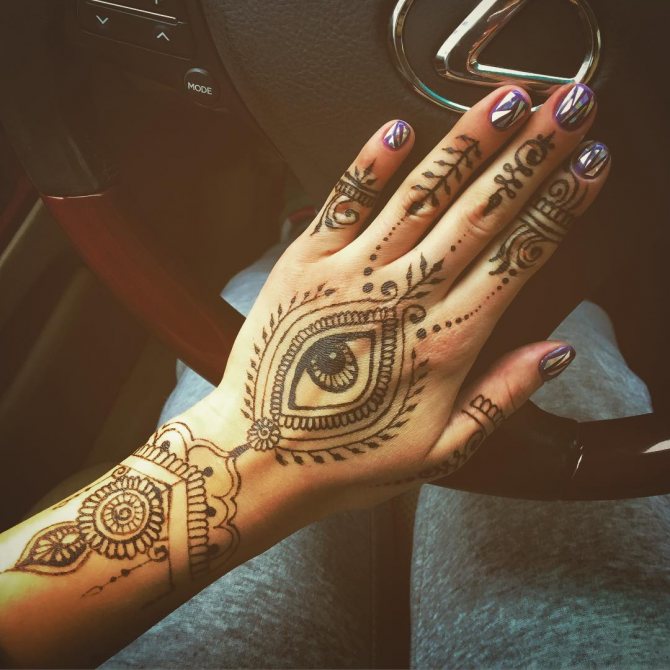 Oeil dans le mehendi