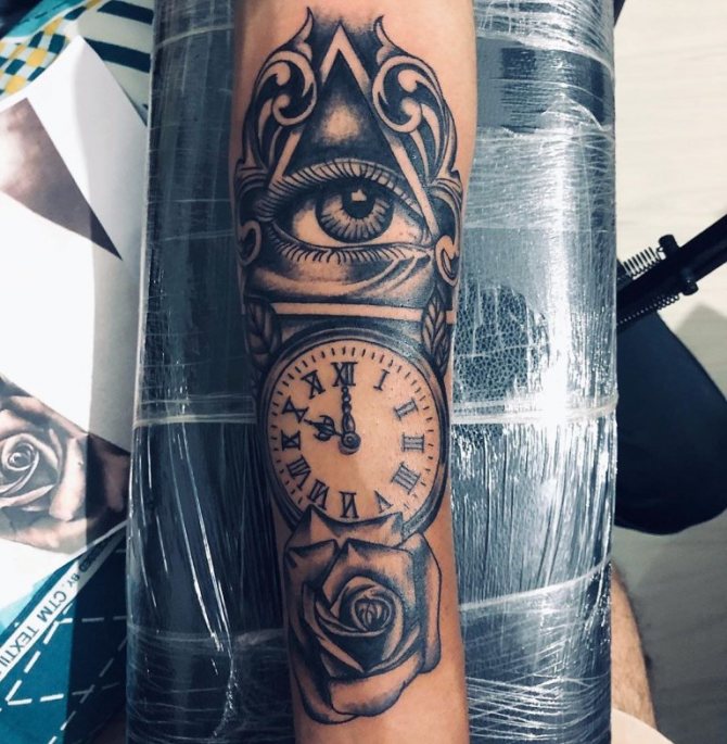 tatouage d'un œil dans un triangle