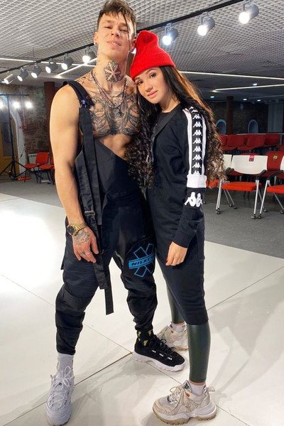 Pendant des années, le chanteur a caché le nom de sa petite amie, mais on a appris qu'il sortait avec la chorégraphe Yevgenia Kuznetsova.