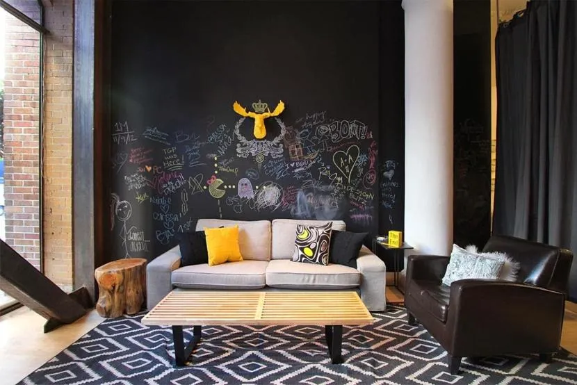 Tableau noir dans le salon