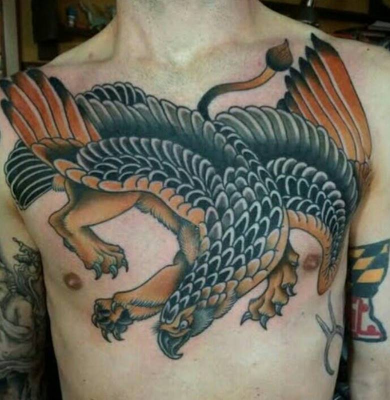 Gryphon sur sa poitrine