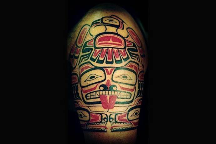haida sur l'épaule