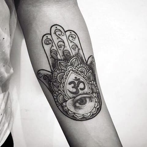 Tatouage d'un œil Hamsa sur le bras