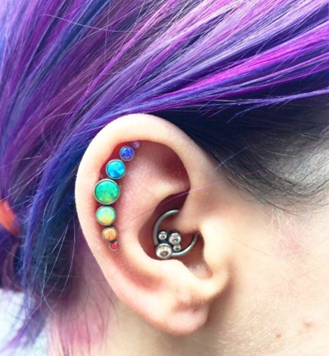 Pistolet de perçage d'oreilles Helix. Photos, boucles d'oreilles, comment faire, soins