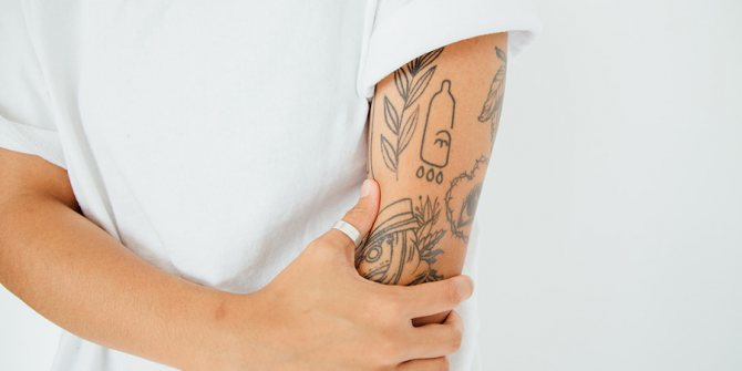 Handpoke est souvent choisi pour les tatouages en couple. Mais quelqu'un fait des manches dans ce style, en marquant les jambes, la poitrine et l'abdomen.