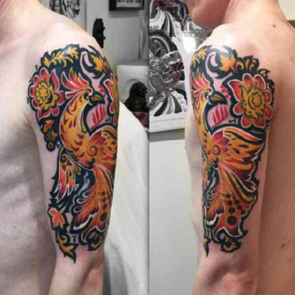 Tatouage khokhloma sur l'épaule