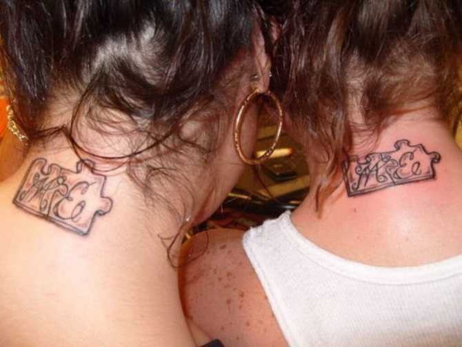 Bon exemple de tatouage de cou jumelé