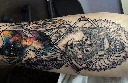 tatouage d'art sur les mains
