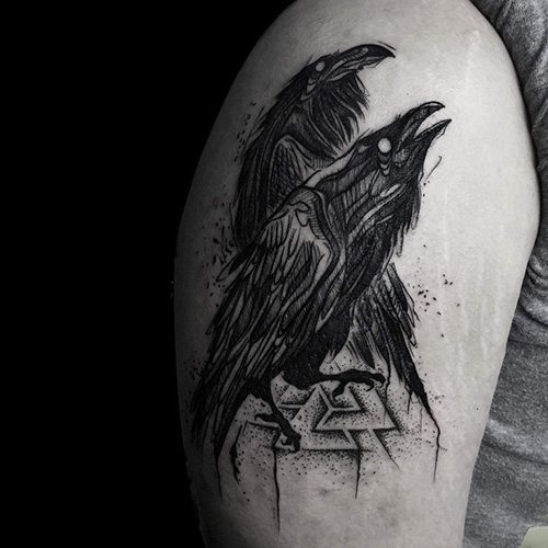 Tatouage Hugin et Munin. Signification, esquisses sur le dos, l'épaule, le cou, le bras