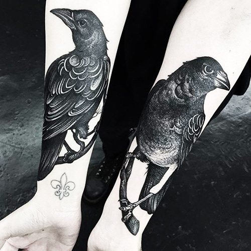 Tatouage Hugin et Munin. Signification, esquisses sur le dos, l'épaule, le cou, le bras