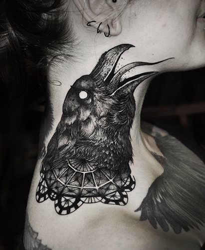 Tatouage Hugin et Munin. Signification, esquisses sur le dos, l'épaule, le cou, le bras