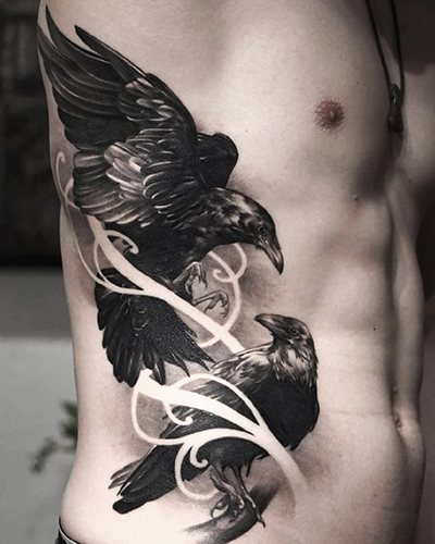 Tatouage Hugin et Munin. Signification, esquisses sur le dos, l'épaule, le cou, le bras