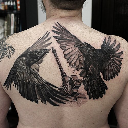 Tatouage Hugin et Munin. Signification, esquisses sur le dos, l'épaule, le cou, le bras