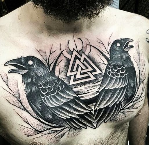 Tatouage Hugin et Munin. Signification, esquisses sur le dos, l'épaule, le cou, le bras