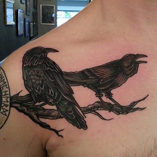 Tatouage Hugin et Munin. Signification, esquisses sur le dos, l'épaule, le cou, le bras