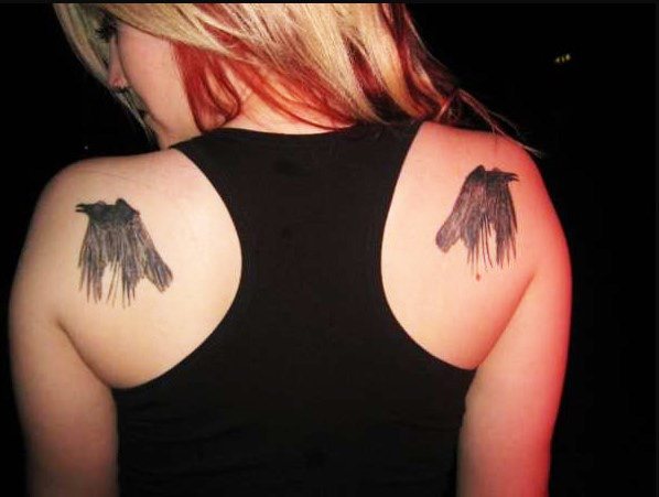 Tatouage Hugin et Munin. Signification, esquisses sur le dos, l'épaule, le cou, le bras