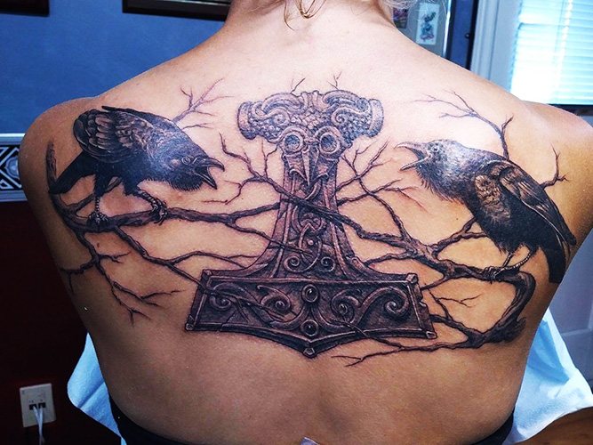 Tatouage Hugin et Munin. Signification, croquis sur le dos, l'épaule, le cou, le bras