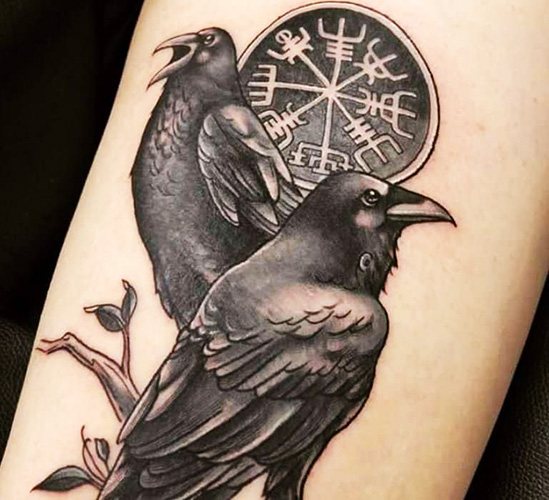 Tatouage Hugin et Munin. Signification, croquis sur le dos, l'épaule, le cou, le bras