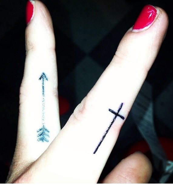 Idée de tatouage de la croix sur le doigt