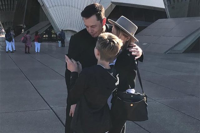 Elon Musk et Amber Heard avec le fils de l'ingénieur issu de son premier mariage