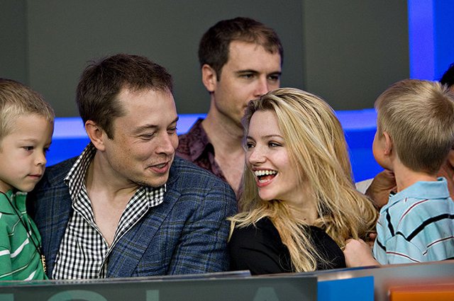 Elon Musk et Tatula Riley avec les enfants de l'ingénieur issus de son premier mariage.